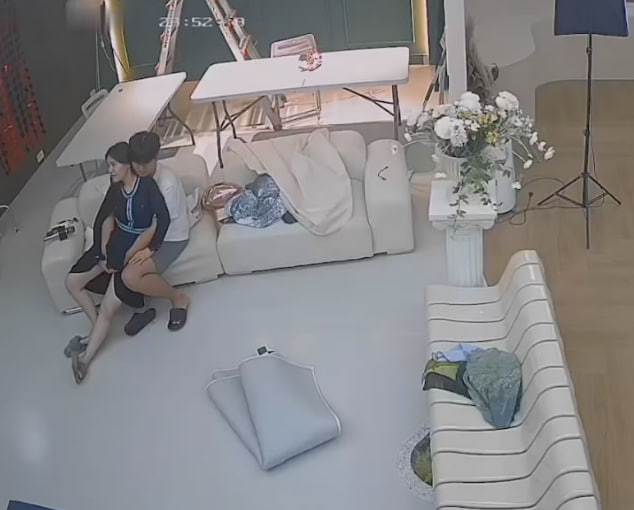 黑客入侵影棚监控！无人时摄影师狂操老板娘偷情实录